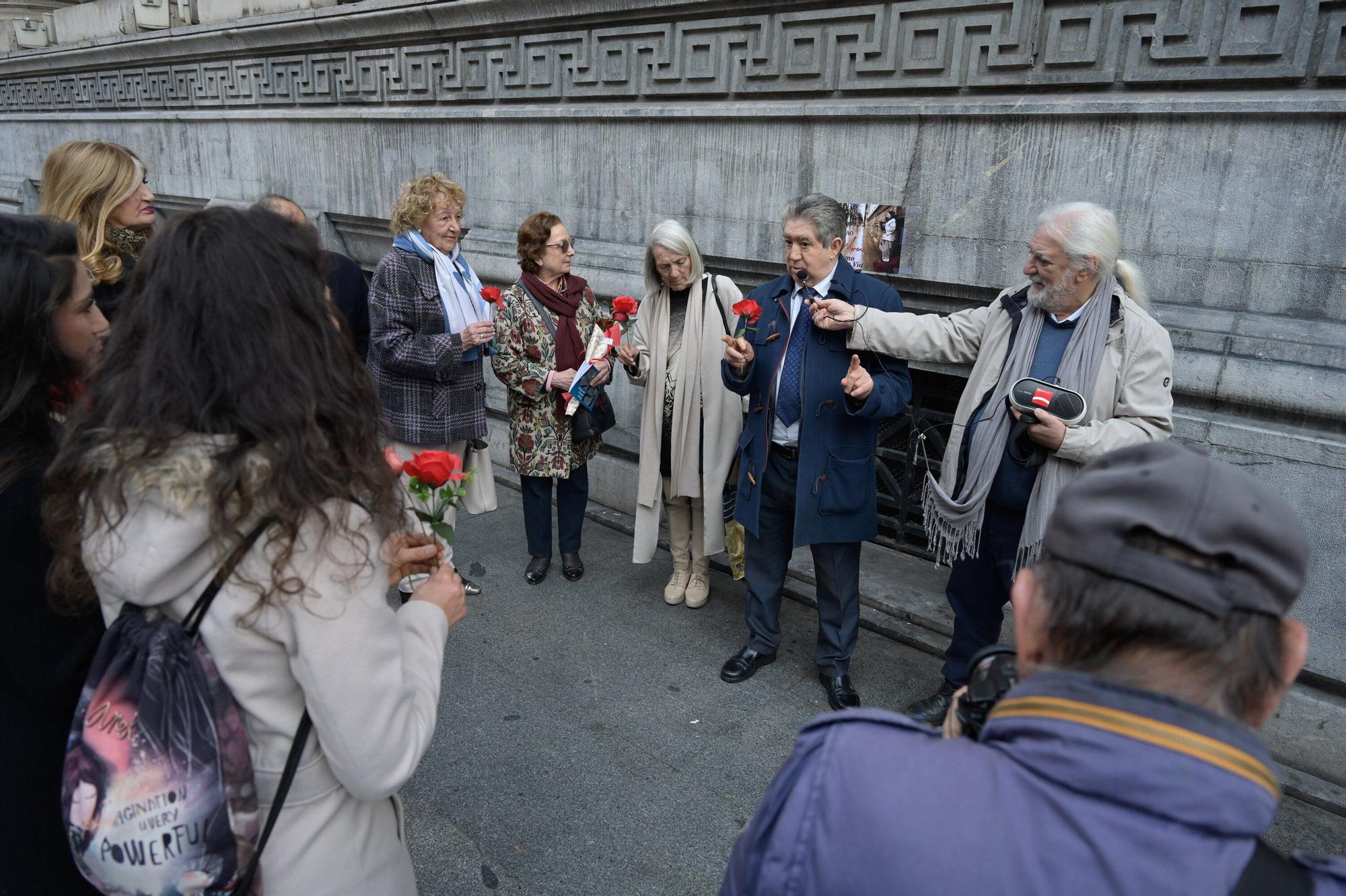 En imágenes: Rosas y poesía para Lucía, la mimo de la Gran Vía de Bilbao