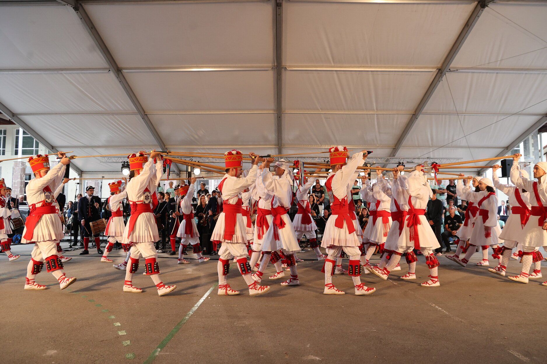 Sin mugas, pero con música y danzas, para celebrar los 1.000 años de 'Ipuskoa' en Berastegi