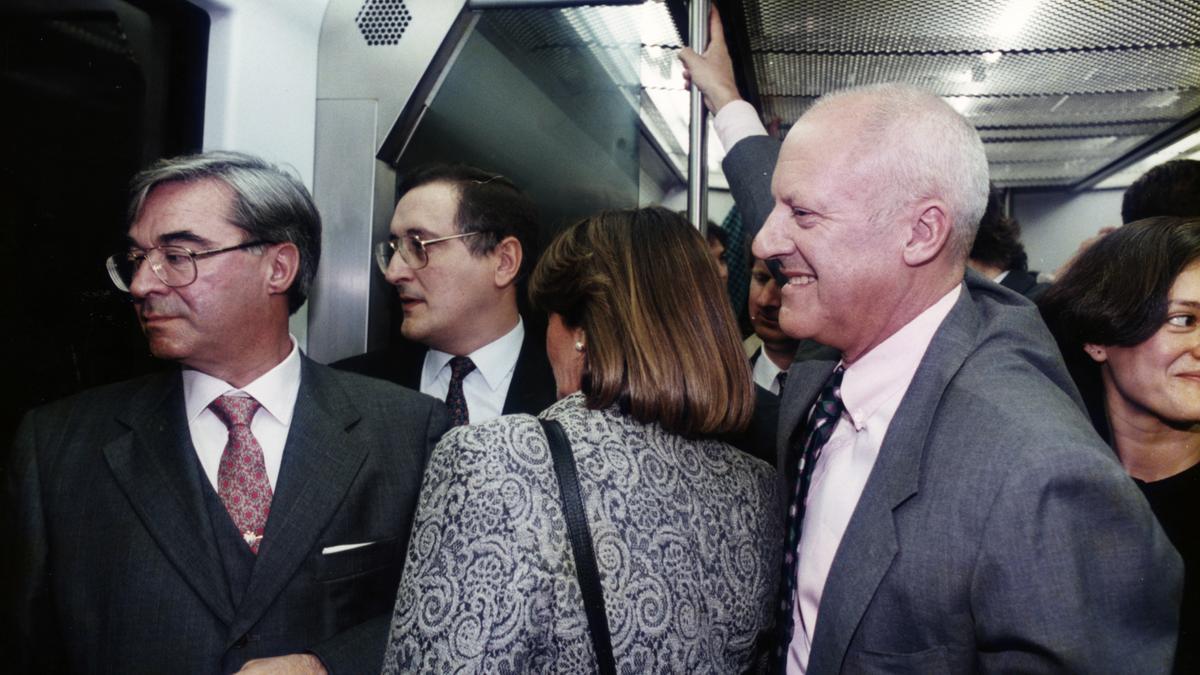 Josu Sagastagoitia, gerente de Metro Bilbao; Jose Ramón Medinabeitia, y sir Norman Foster con Mary Bowman.
