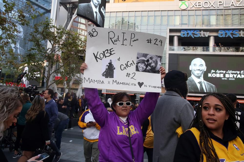 Los Angeles se ha llenado de homenajes al jugador de los Lakers Kobe Bryant, fallecido en un accidente de helicóptero. .