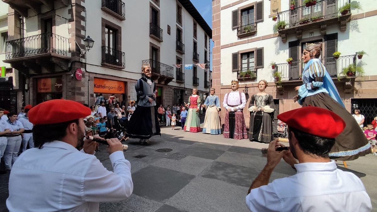 Los gigantes de Doneztebe bailaron durante la mañana por las calles de Elizondo.