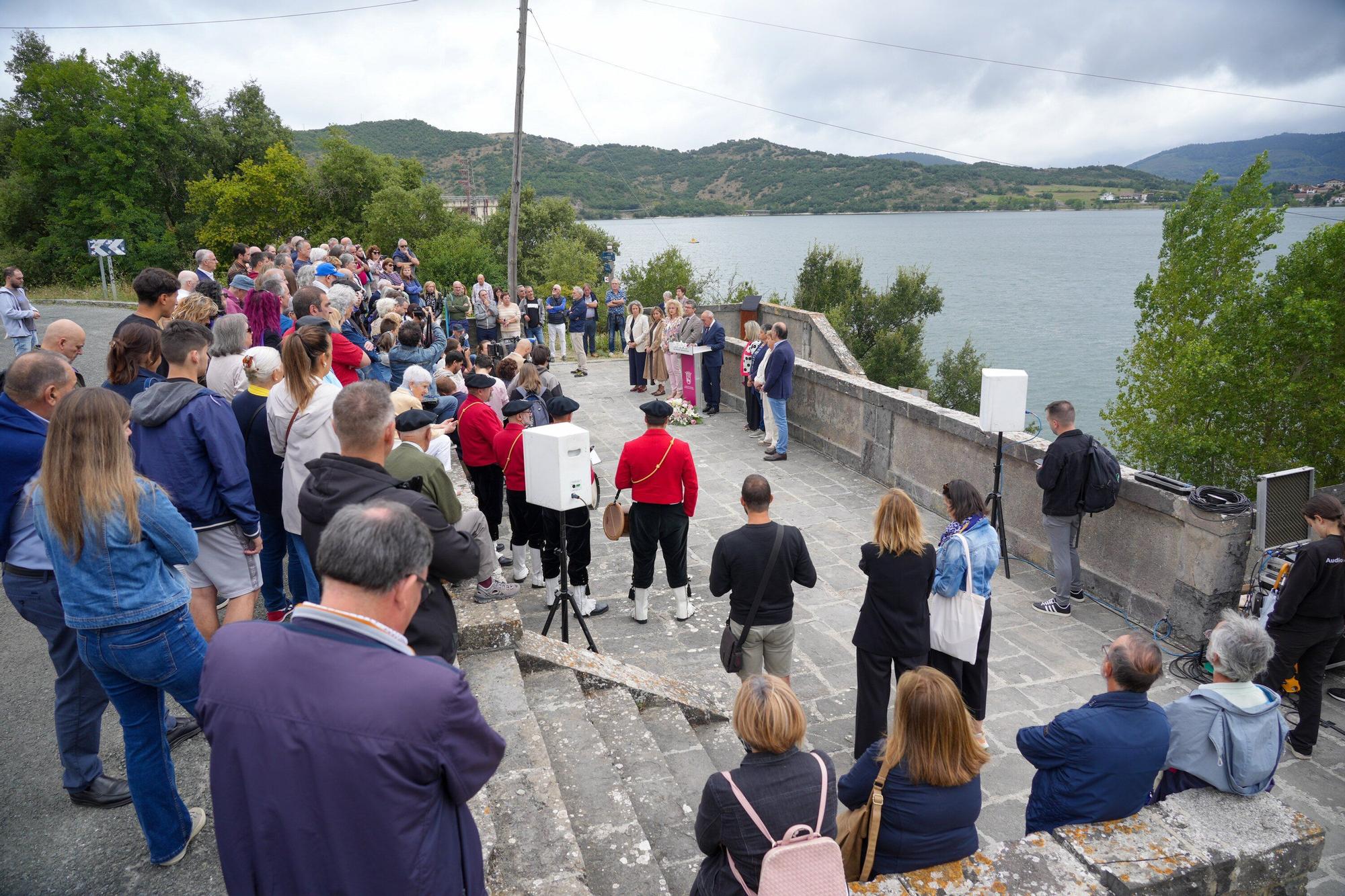 En imágenes: Homenaje a los pueblos desaparecidos por el embalse de Ullíbarri-Gamboa