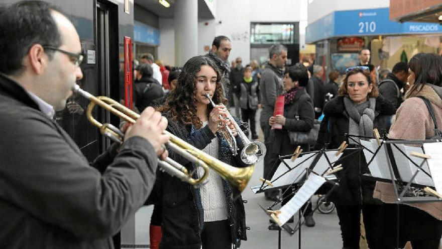 Josu Ayarzaguena y sus alumnos inauguraron ‘Auzoz auzo’ en el mercado de La Ribera congregando a numeroso público.