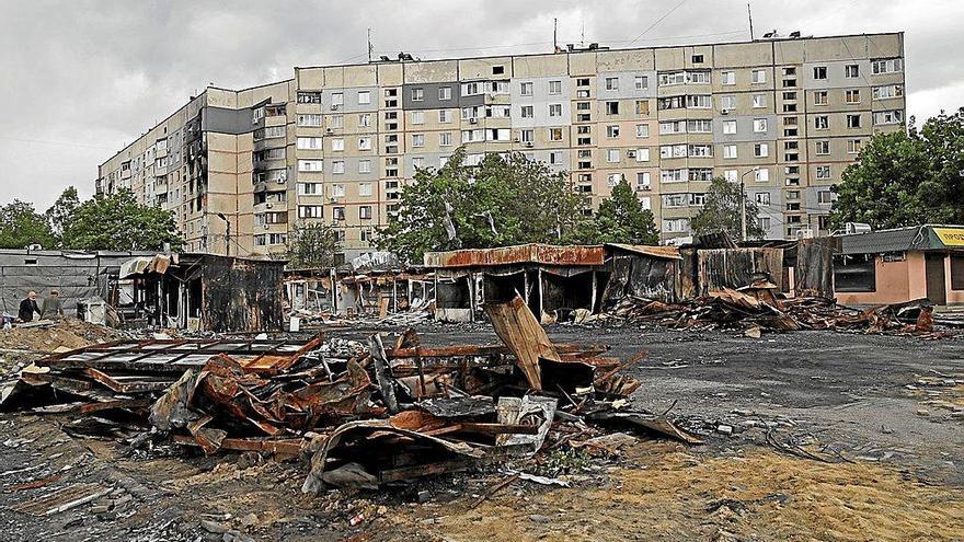 Vista de los destrozos causados por los bombardeos del Ejército ruso en uno de los barrios de Járkov tras el repliegue ruso. Foto: Efe