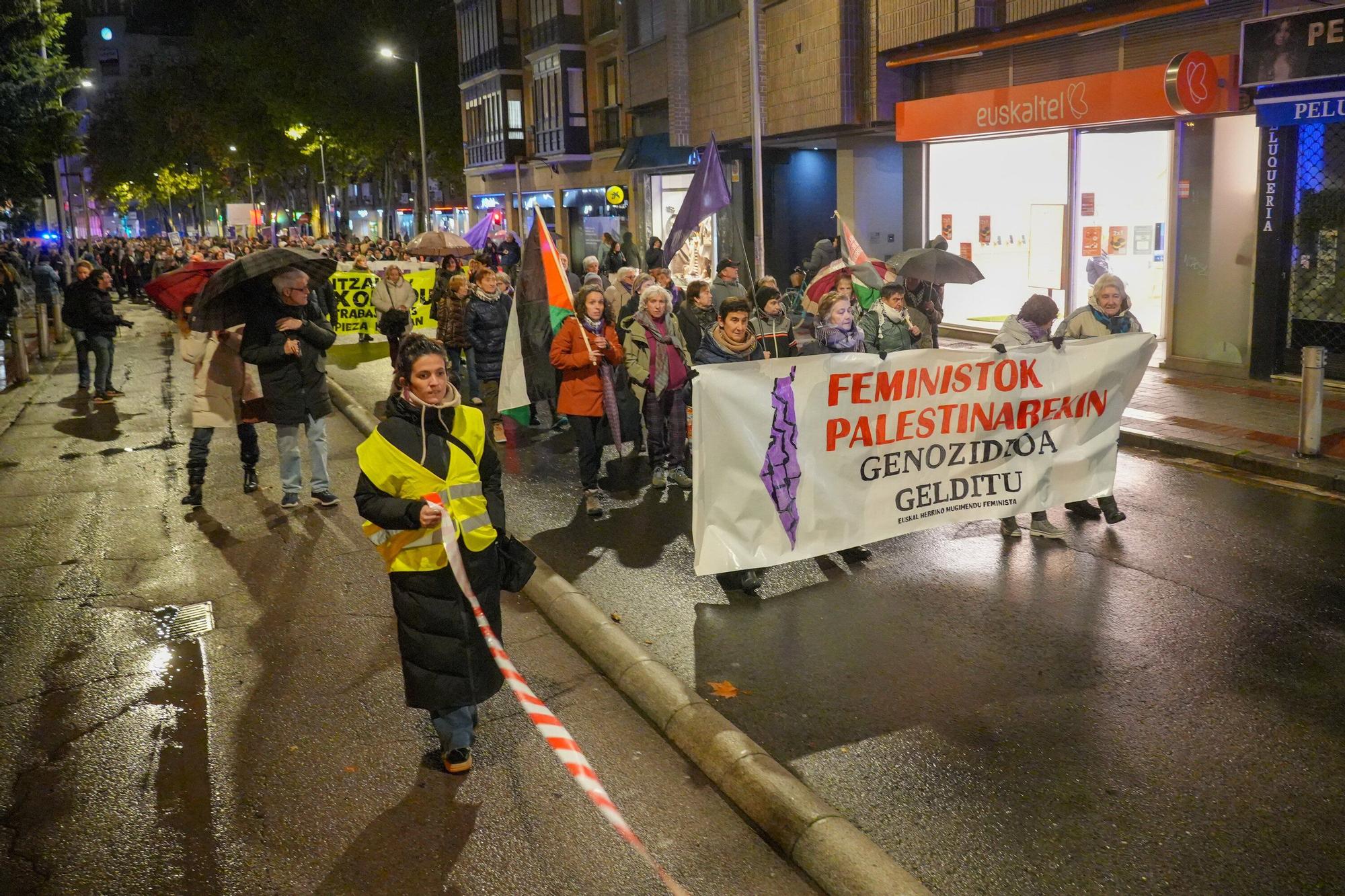 En imágenes: El Movimiento Feminista de Euskal Herria marcha por Vitoria el 25N
