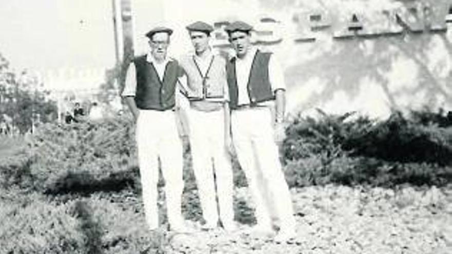 Los chicos, con el traje de corporación que diseñó Arrarás.