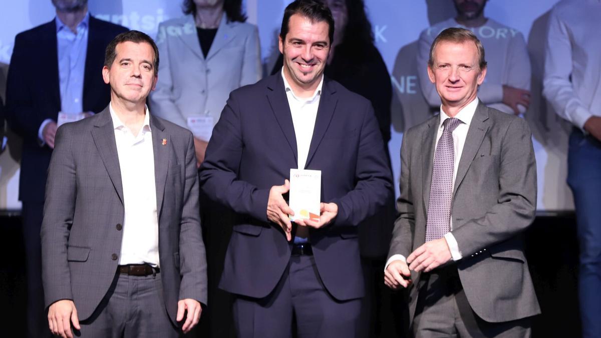 Mikel Irujo, consejero de Industria y Transición Ecológica y Digital Empresarial; Eneko Sanz, CEO de Nabrawind; e Iñaki Larraya, director general de Sodena, en los 40 años de la sociedad pública.
