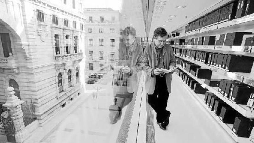 El escritor, ensayista y crítico literario Jon Kortazar, en la biblioteca de la Diputación de Bizkaia.