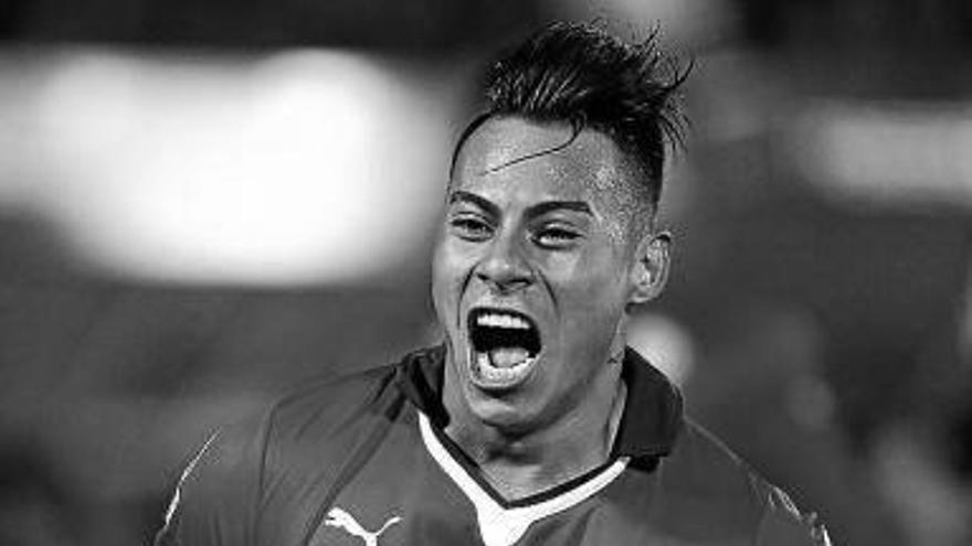 El chileno Eduardo Vargas celebra uno de sus dos goles.