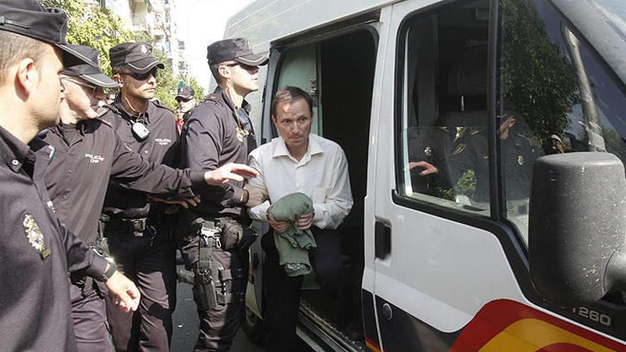 Jose Bretón, padre de los dos niños de 2 y 6 años desaparecidos el 8 de octubre en Córdoba, desciende del furgón policial para participar en la reconstrucción de los hechos en el parque Cruz Conde a petición del juez, tras tomarle declaración en el el Juz