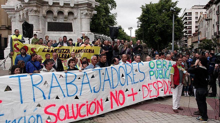 Miembros de la plataforma, durante la concentración ayer en el paseo Sarasate.