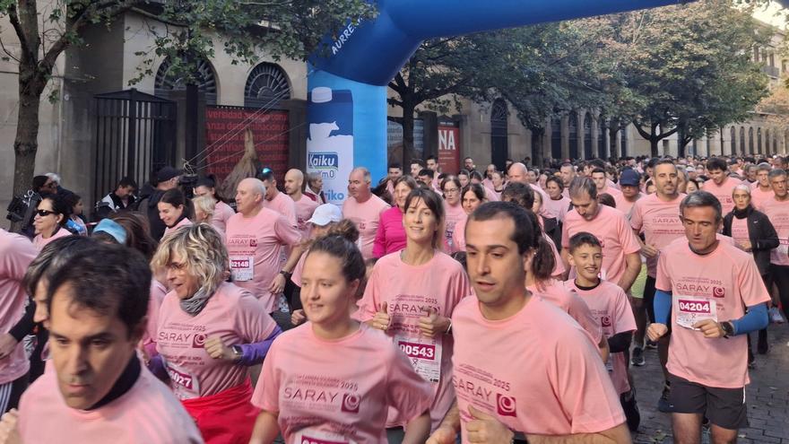 Una marea rosa convierte la Carrera de Saray en Pamplona en un nuevo récord solidario