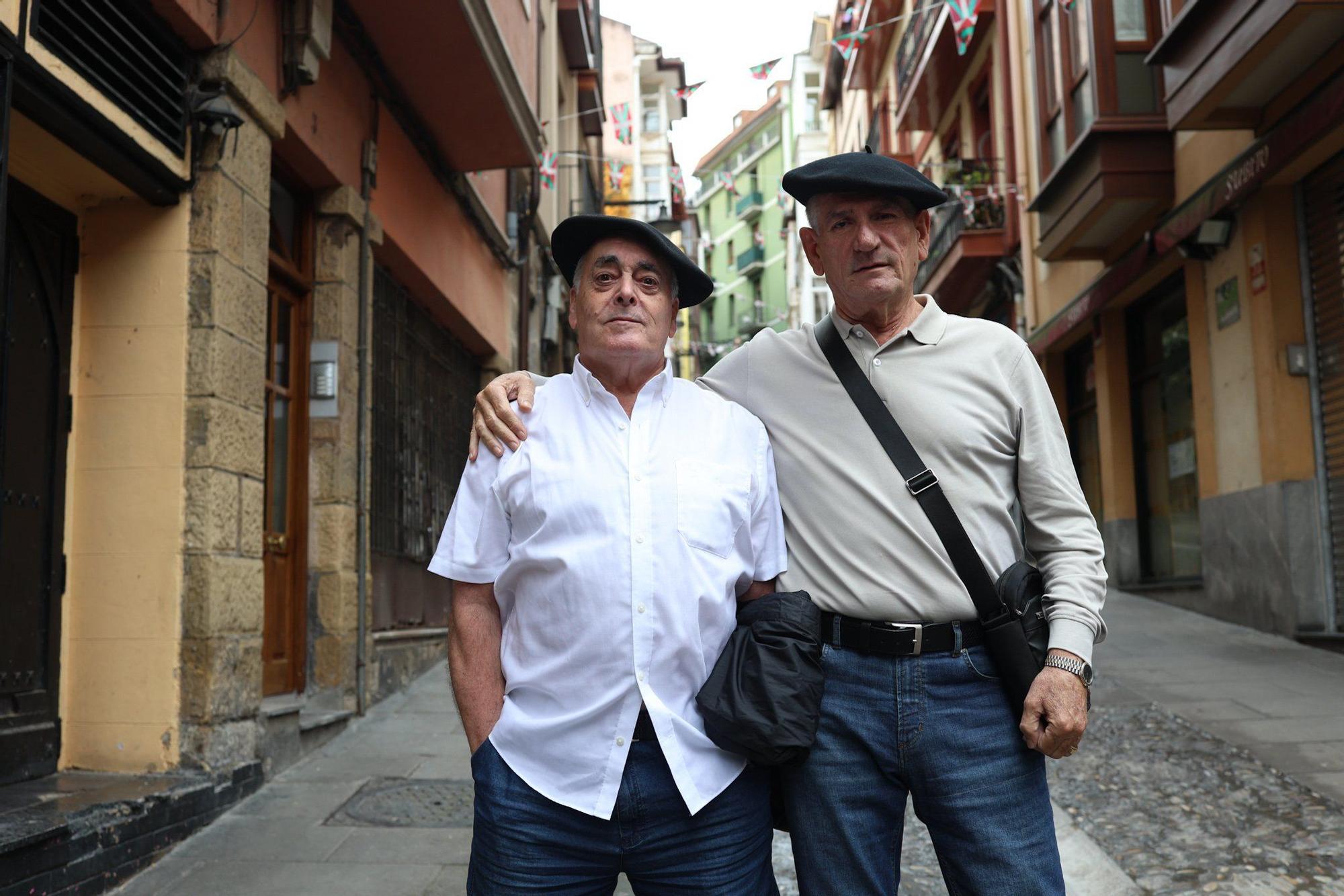 Ernesto Larraskitu y Francisco Lamprea a la puerta de Marije, uno de los locales elegidos de Portugalete.