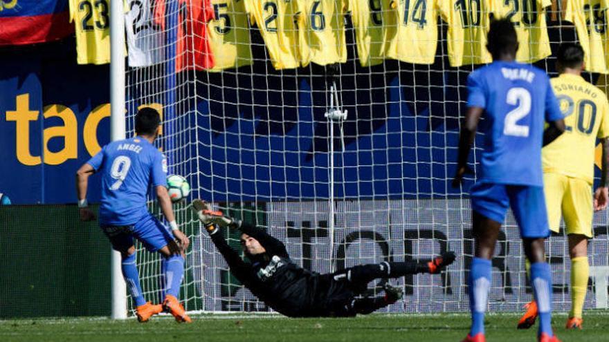 Un Asenjo descomunal acaba con la racha del Getafe