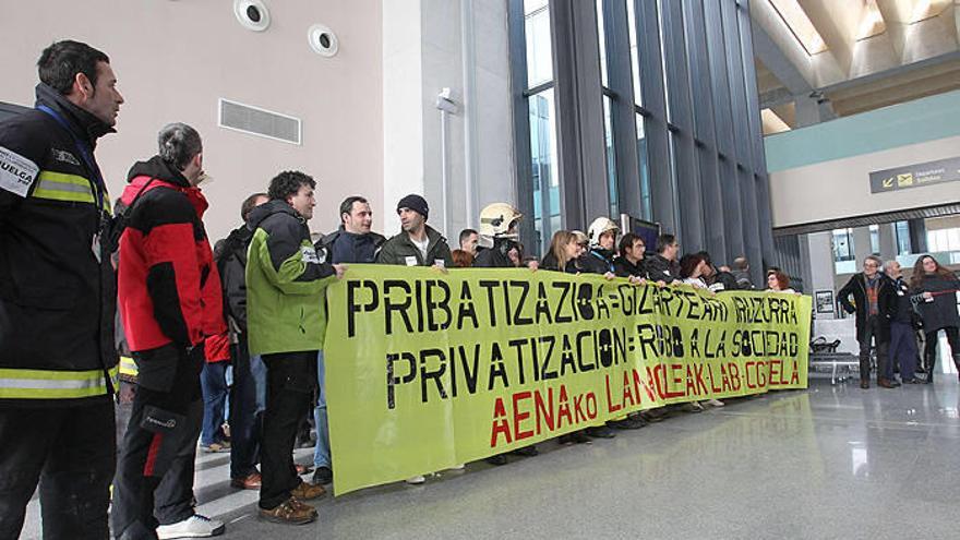 Concentración de los sindicatos LAB, ELA y CGT en Noáin para denunciar la privatización de AENA bajo el lema &quot;Privatización robo a la sociedad&quot;.
