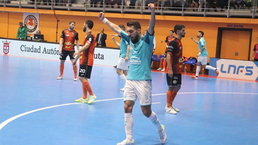 Martel celebra uno de los tres goles que marcó ayer Osasuna Magna en Tudela y que le sirvieron para ganar al Aspil-Jumpers y para meterse en la Copa. Fotos: Fermín Pérez-Nievas