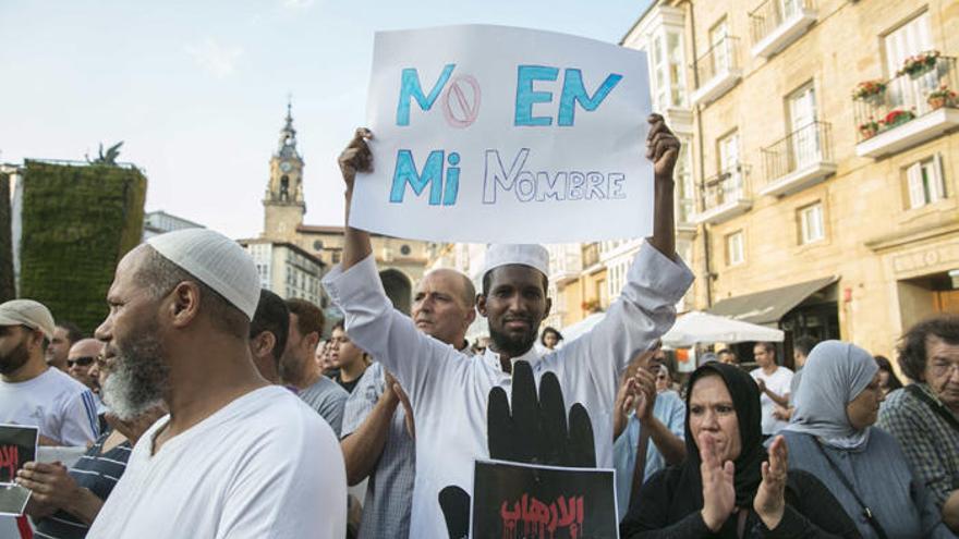 Un ciudadano muestra una pancarta de repulsa al terrorismo en una concentración convocada por la comunidad musulmana en Vitoria.
