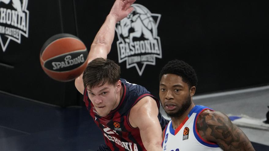 El 1x1 del Baskonia ante el Anadolu Efes: Kotsar, un islote solitario