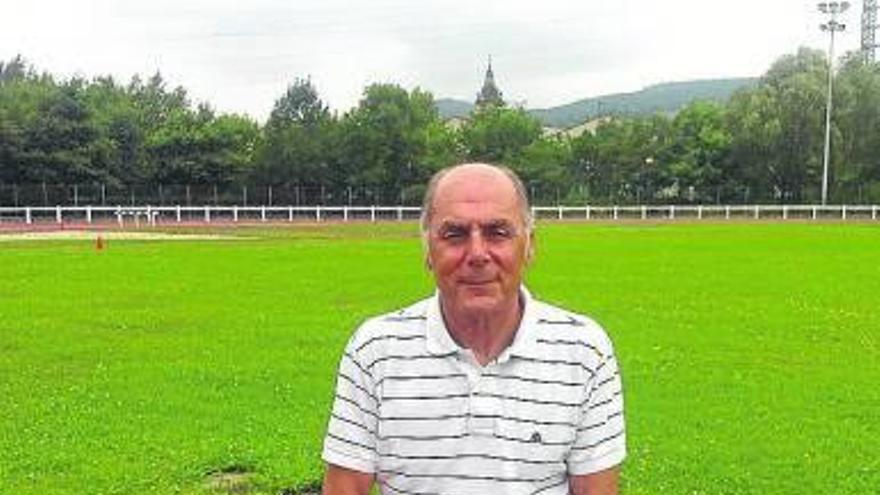 Romero posa en la pista de atletismo de Landako.