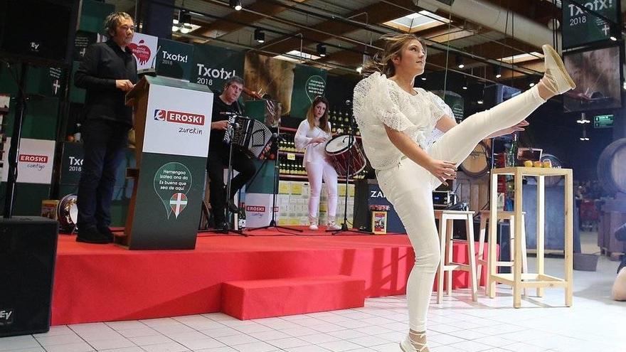 Acto de inauguración de la temporada de sidra celebrado ayer en el hipermercado Eroski de Urbil.