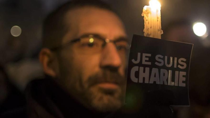 Un hombre se manifiesta para condenar el ataque contra la sede del semanario satírico francés &quot;Charlie Hebdo&quot;, perpetrado por al menos dos individuos armados con kalashnikov, en la Plaza de la República de París, Francia.