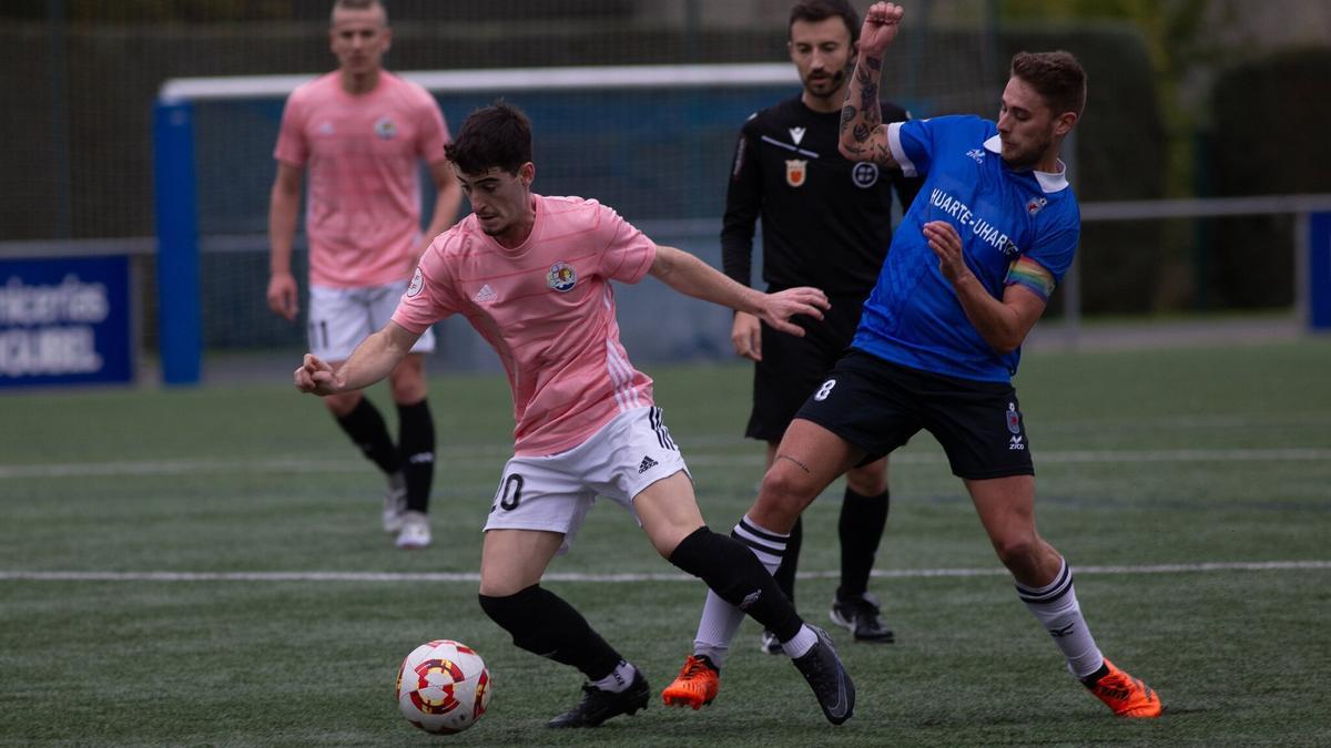Eneko Echeverría trata de quitarse a Marco Unzué de encima en la pasada jornada