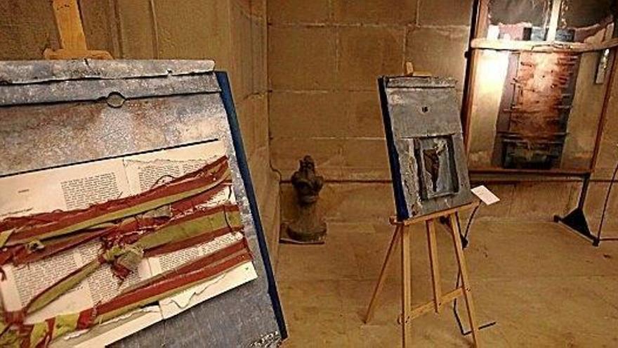 ‘Euskararen eguna’, ‘Cristo dislocado’ y ‘Cristo de Grünewald. La luminosidad de la tortura’, en la exposición ‘Libros’ de la basílica de Santa María, en Donostia.