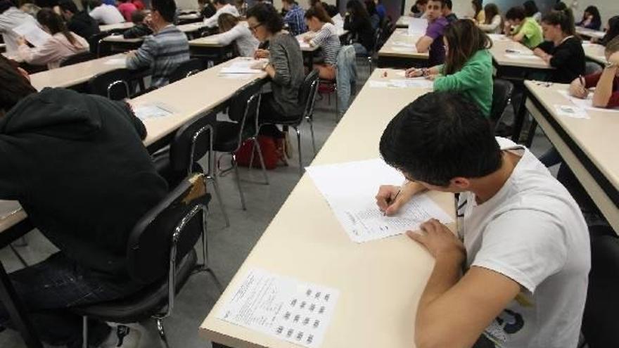 Estudiantes realizando un examen.