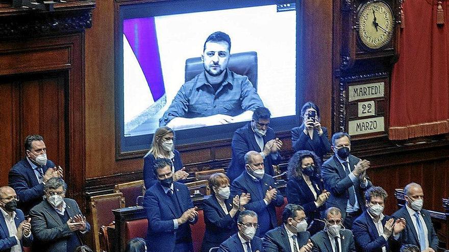En la imagen, los parlamentarios italianos aplauden la intervención del presidente Zelenski. Foto: Efe