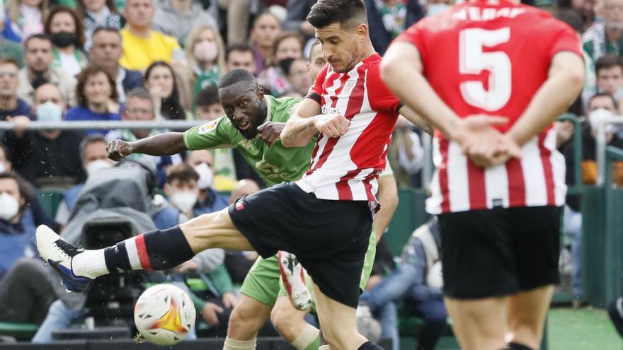 Yuri Berchiche trata de bloquear un centro de Sabaly.