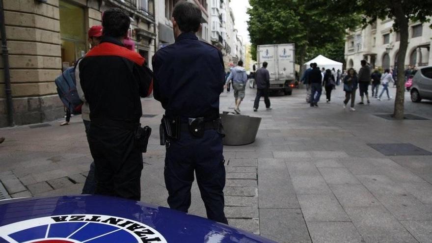 Agentes de la Ertzaintza, durante una patrulla urbana.