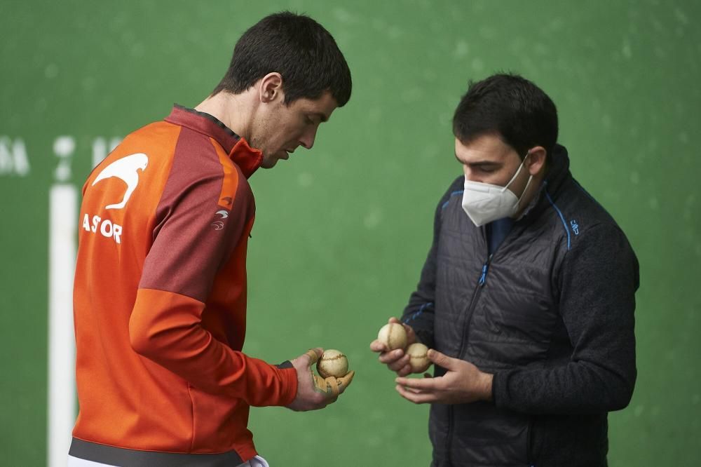 Elección de material para el partido en Tafalla.