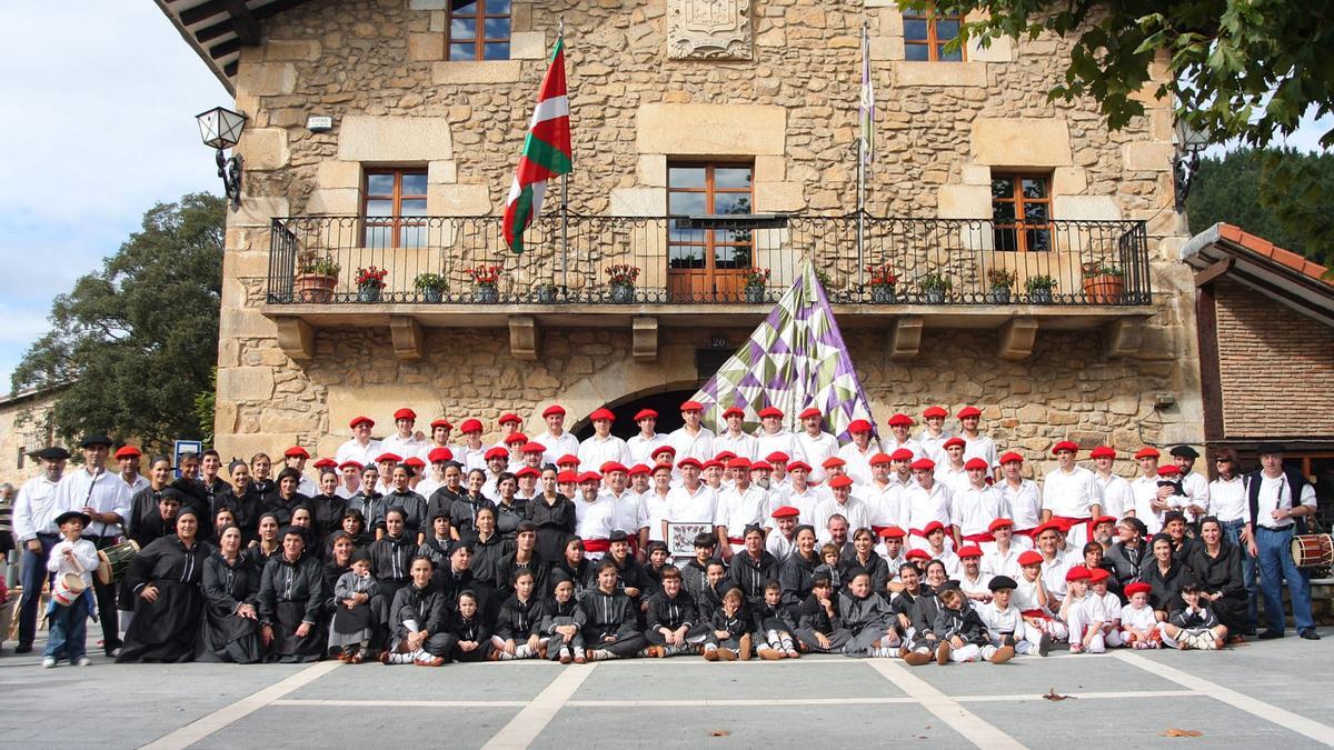 2009an Garain egindako argazkia dantzari izandako hainbat belaunaldiekin / Garaiko dantza taldea 2009an Garain egindako argazkia dantzari izandako hainbat belaunaldiekin / Garaiko dantza taldea