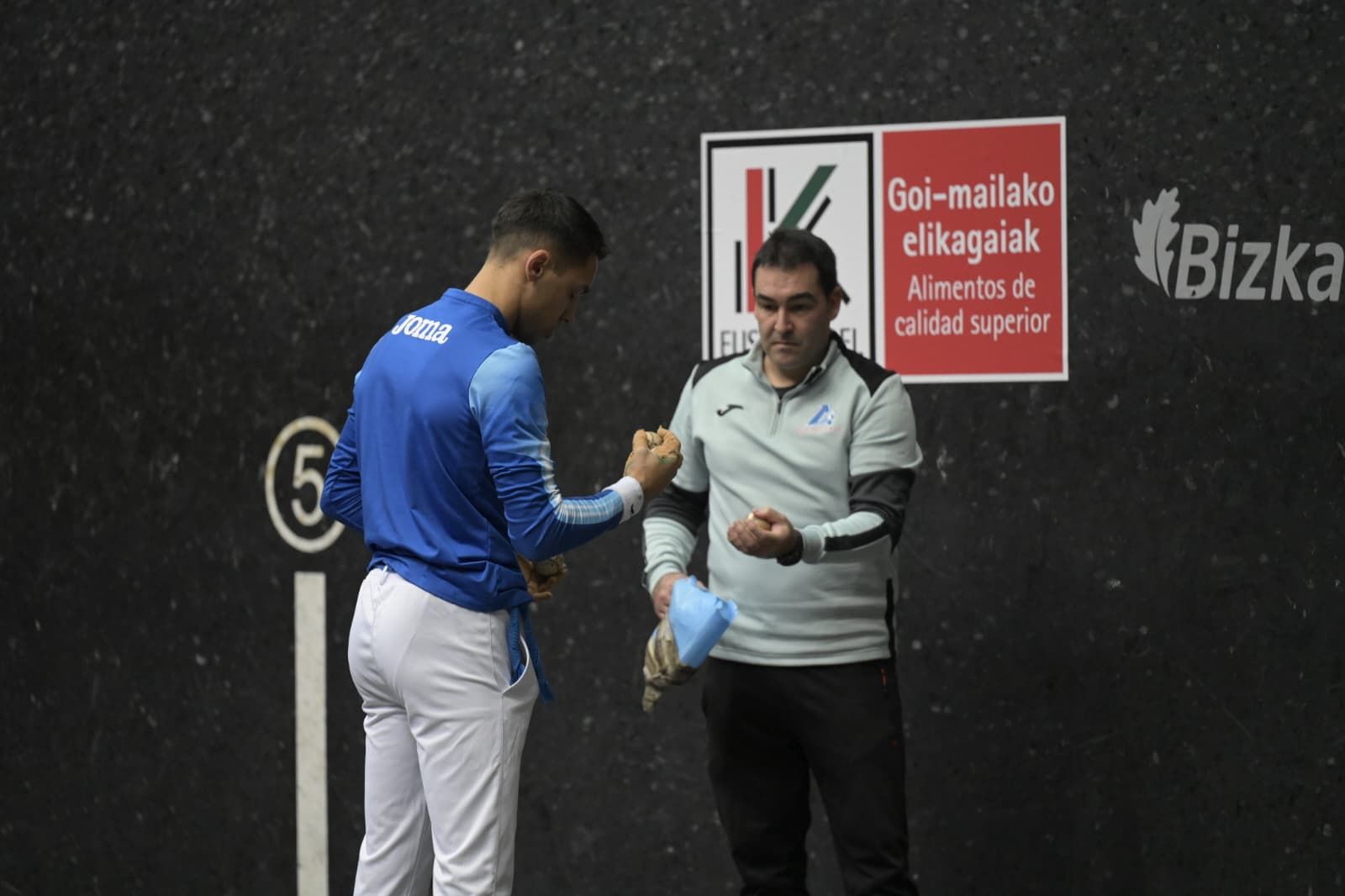 Peio Etxeberria (colorado) y Javier Zabala (azul) eligen material para la final del Cuatro y Medio.