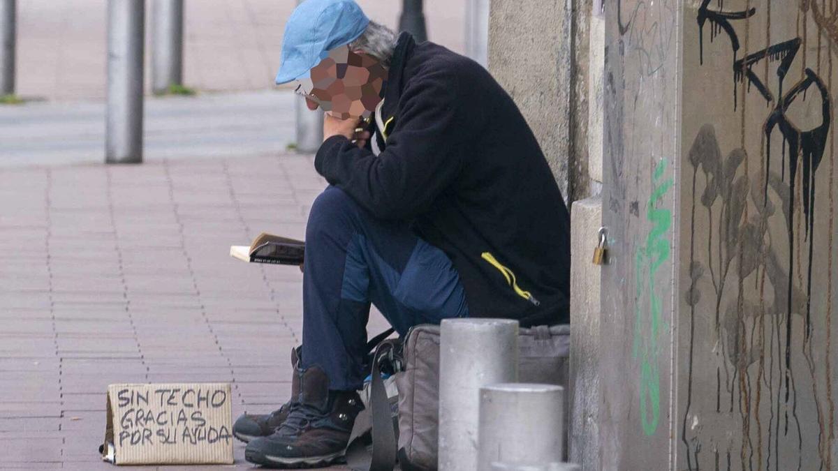 Persona pidiendo en las calles de Vitoria
