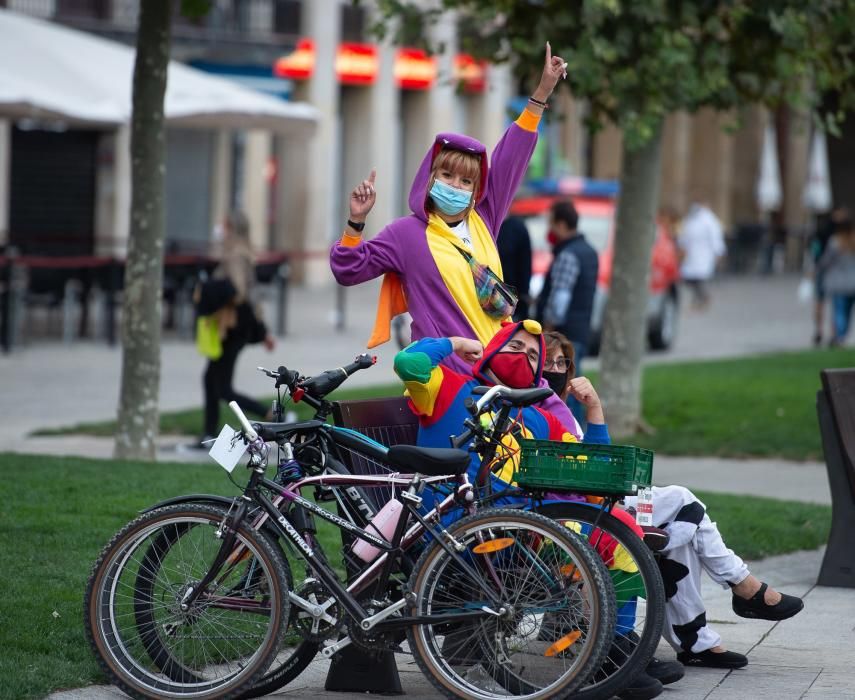 Gente reunida antes de iniciar la marcha denominada "Masa crítica", un movimiento global que, una vez al mes, reivindica de forma festiva el espacio de la bicicleta en las ciudades.