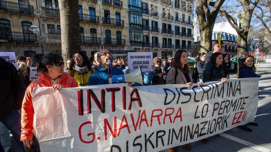 Trabajadores de INTIA se concentran ante la CPEN para exigir la equiparación salarial