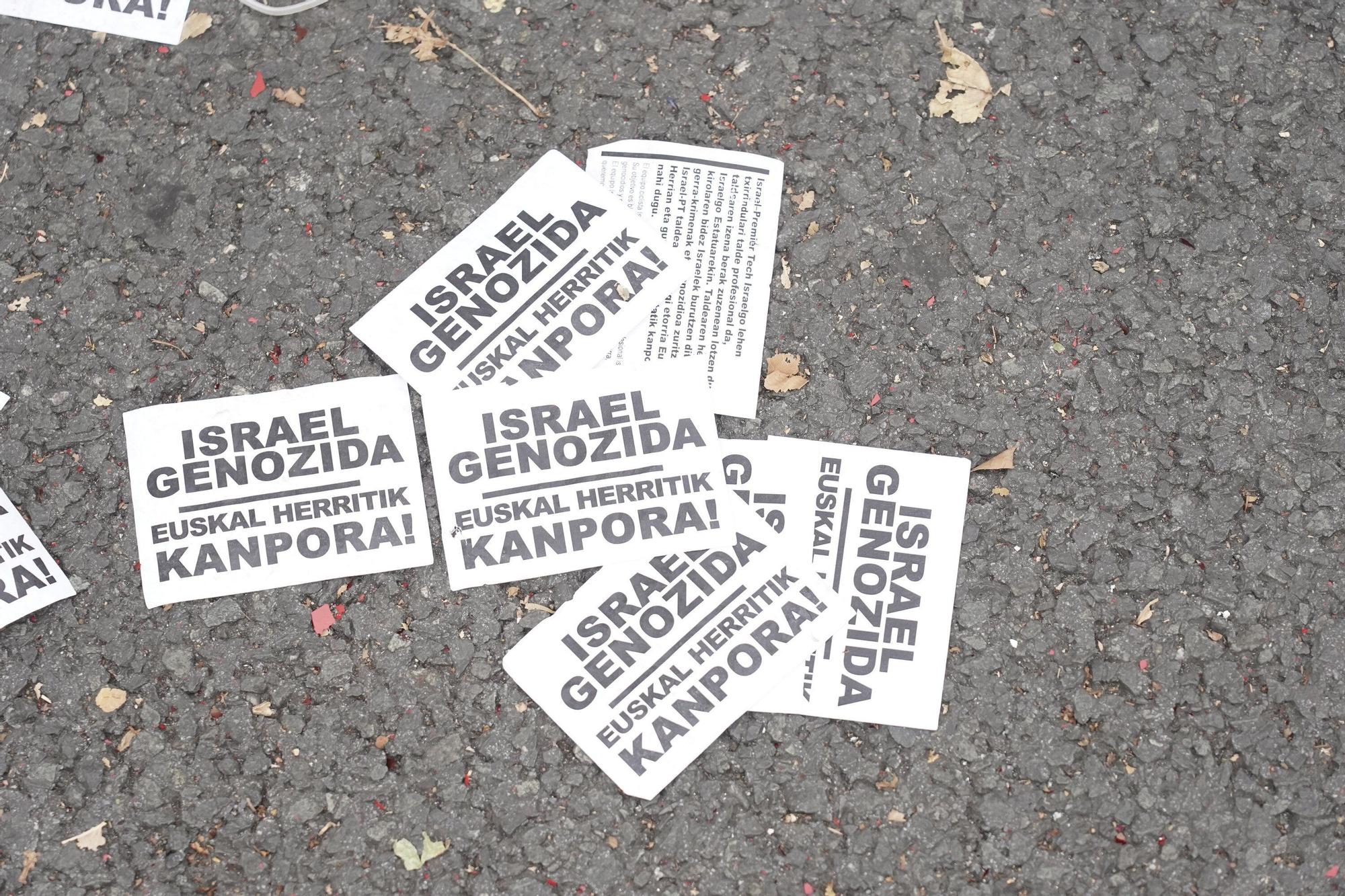 En imágenes: protesta contra el Israel al paso de la La Vuelta por Bilbao