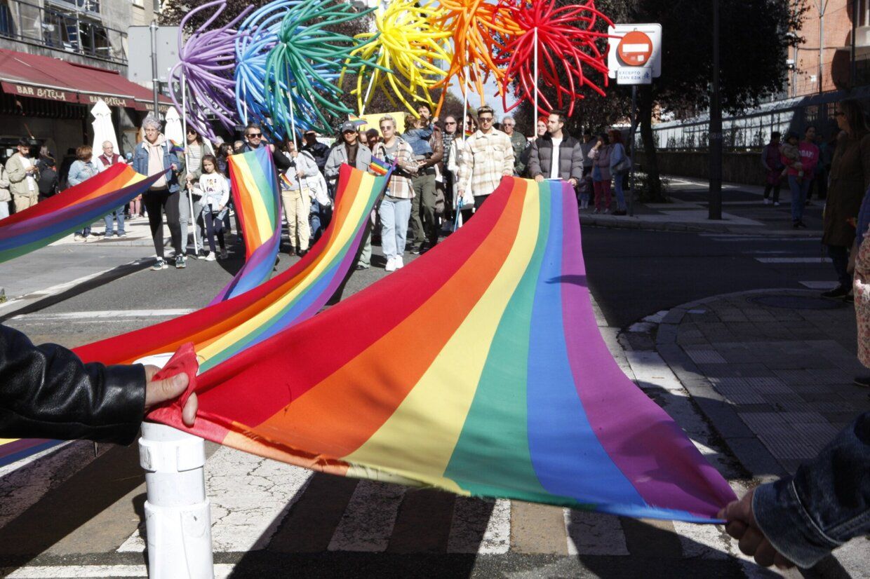 En imágenes: éxito absoluto en la fiesta contra de la LGTBIfobia de la zona Gorbea de Vitoria