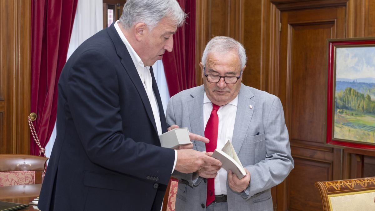 El alcalde de Pamplona, Joseba Asiron, y el presidente del Club Atlético Osasuna, Luis Sabalza.