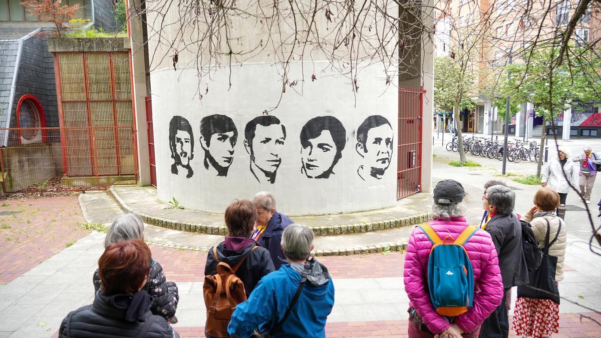Mural en la iglesia de San Francisco con los rostros de los asesinados el 3 de marzo Mural en la iglesia de San Francisco con los rostros de los asesinados el 3 de marzo