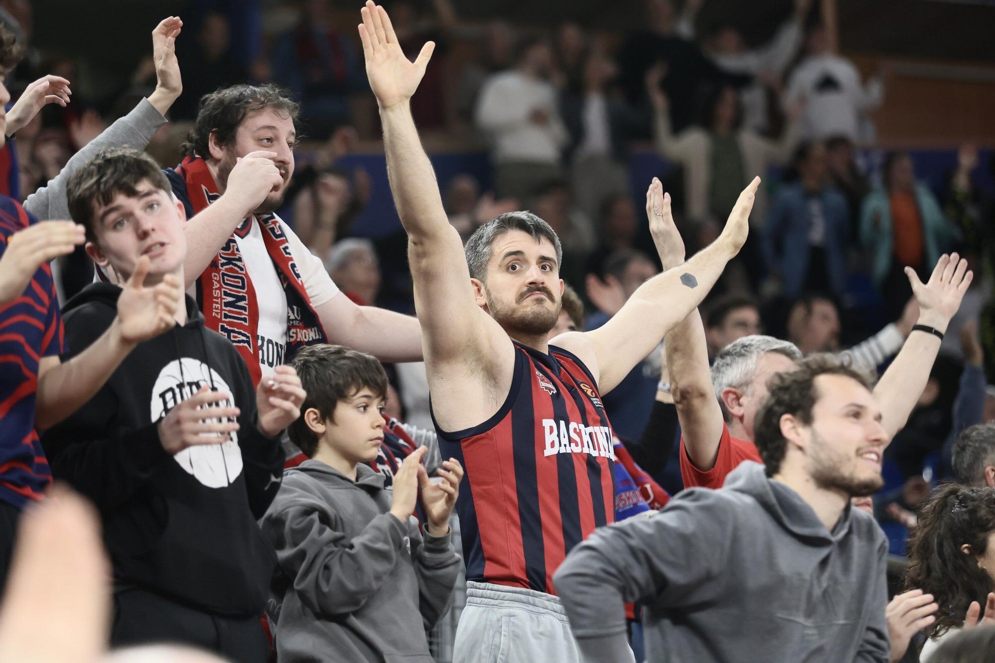 La afición azulgrana disfruta de la exhibición del Baskonia ante el Asvel