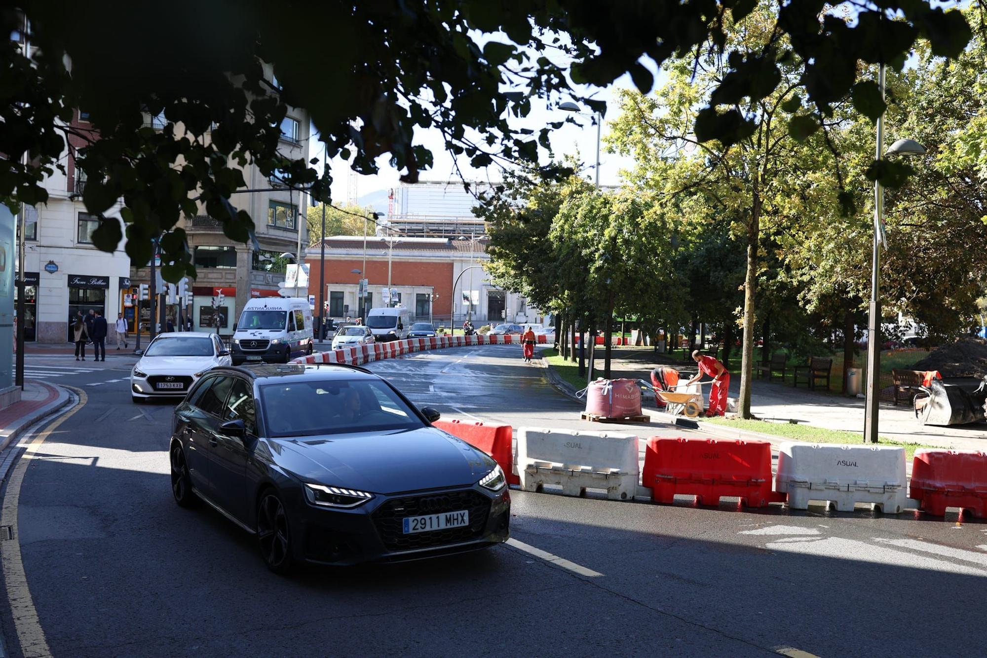 Primer día de cortes por obras en la Plaza Euskadi de Bilbao