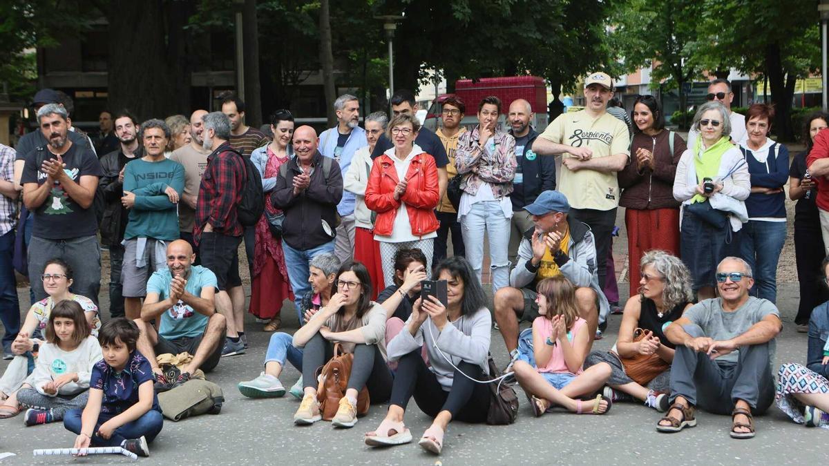 Público durante una actuación de calle.