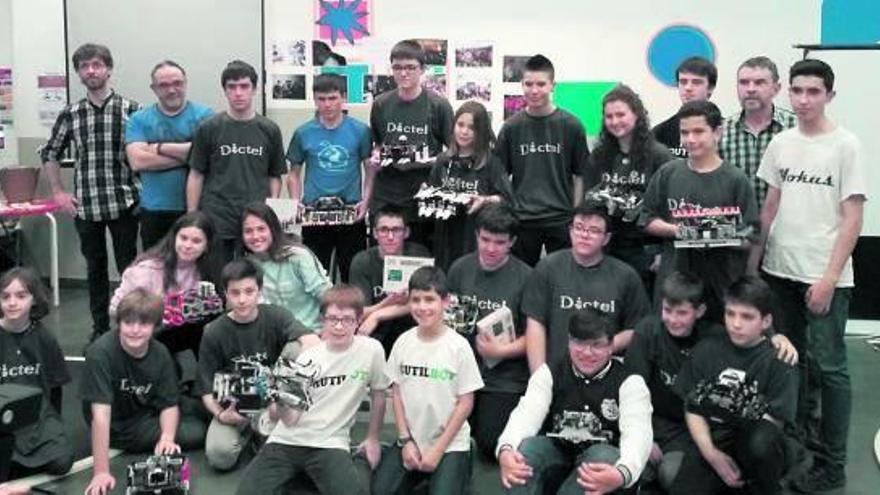 Los participantes del campeonato posan con sus robots en la casa de la juventud de Estella-Lizarra. Fotos: cedidas