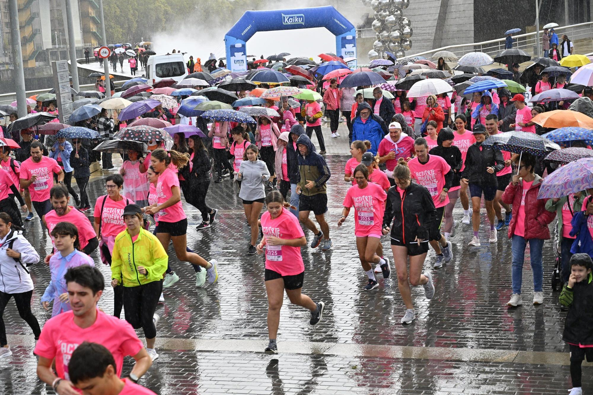 En imágenes: los paraguas tiñen la marea rosa de Bilbao