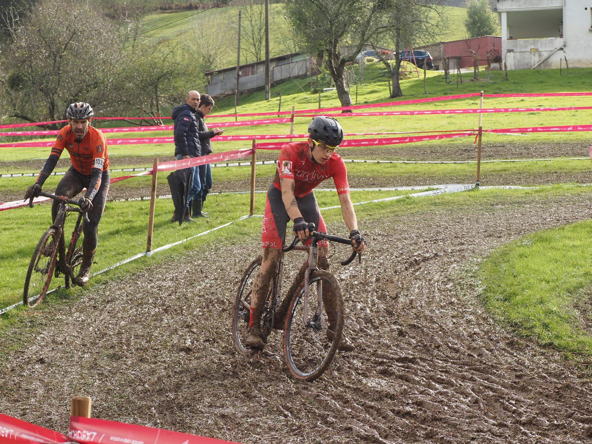 El barro se sumó al espectáculo de ciclocross en Elgoibar