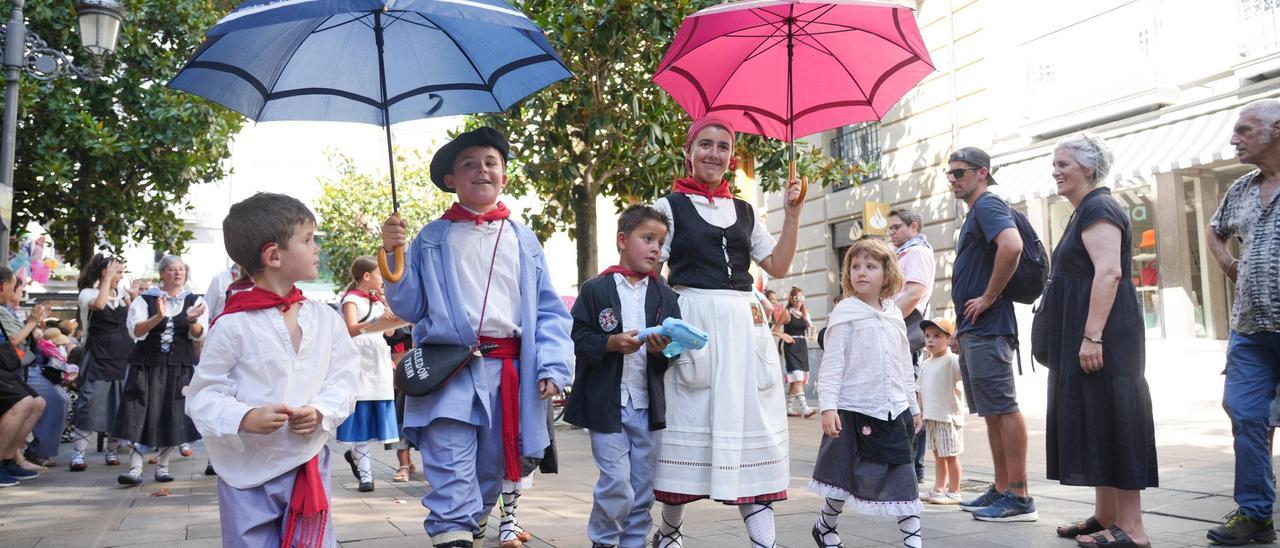 En imágenes: Celedón Txiki y Edurne lideran el paseíllo a pesar del calor