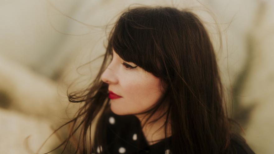 La solista Alondra Bentley ofrece un concierto gratuito en el que fusiona pop, folk, rock y electrónica