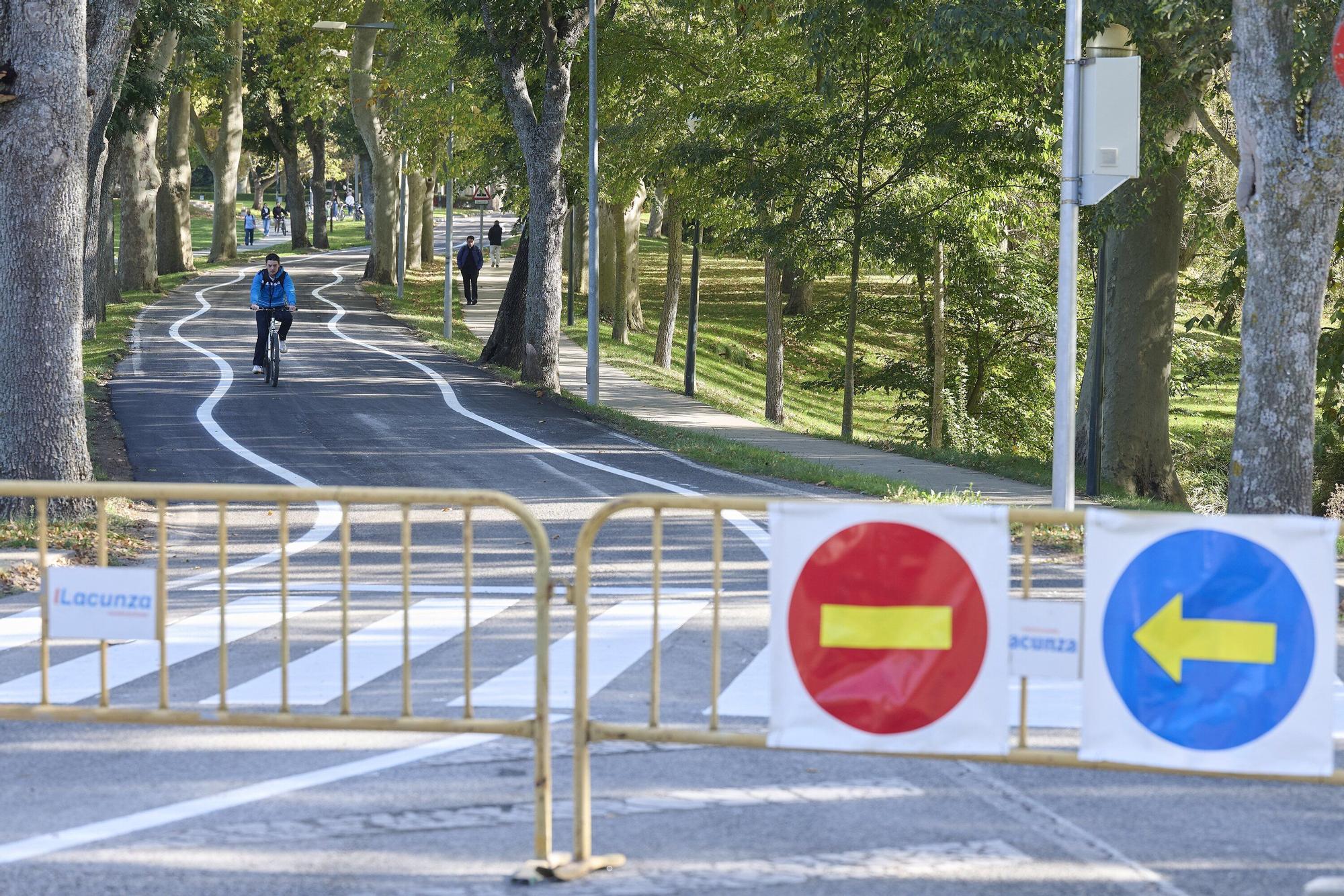 Fotos de las líneas serpenteantes de la carretera de la Universidad de Navarra